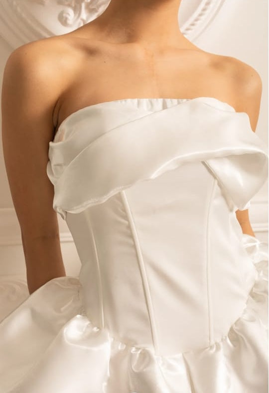 Mini robe satinée avec corsage ajusté et jupe à volants - blanc