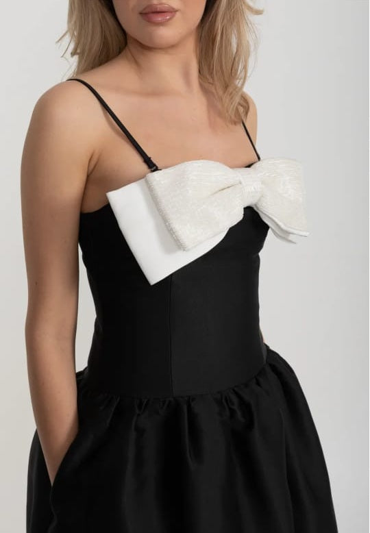 Montiertes ärmelloses Minikleid mit prominenten großen weißen Bogen - schwarz