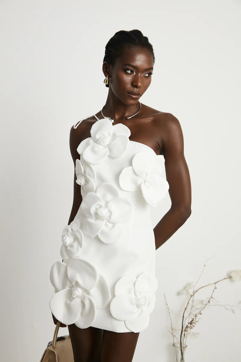 Mini-robe liane florale à épaules déroutantes en blanc