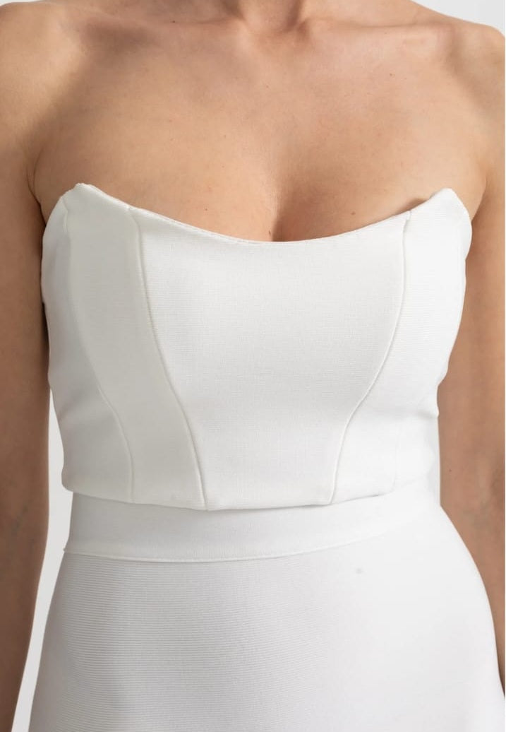 Trägerloser federbezogenes Kleid mit montiertem Mieder und asymmetrischem Saum - Weiß