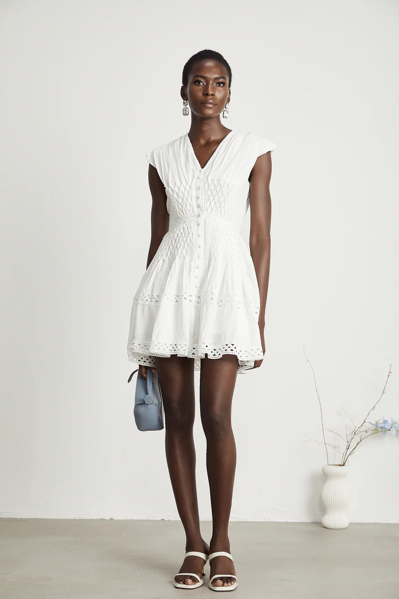 Anaïs découpé à faux-pearl en mini-robe ornée