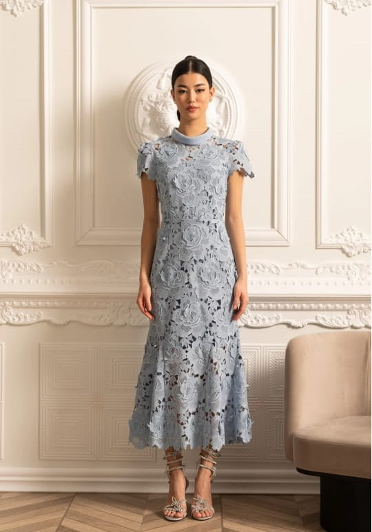Blumenmuster Spitzenkleid mit hohem Kragen und Midi -Rock - Blau
