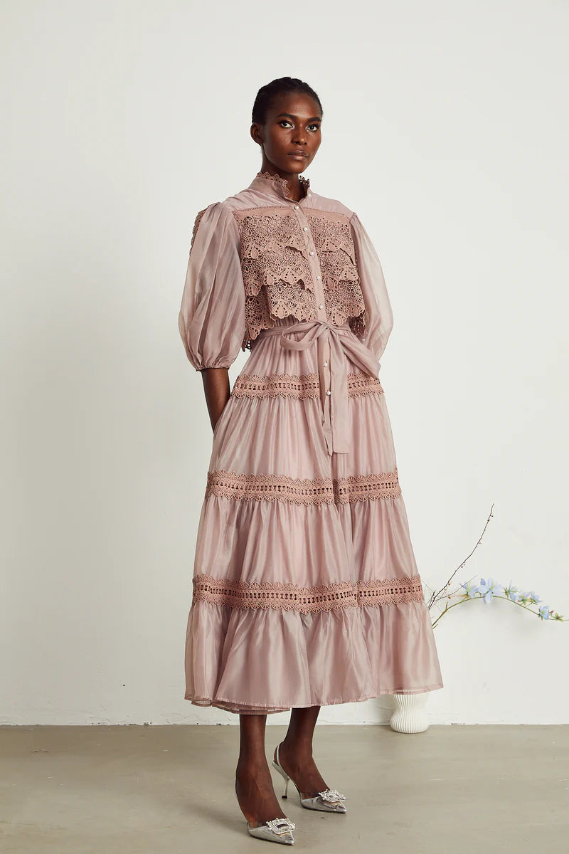 Robe midi à plusieurs niveaux en dentelle