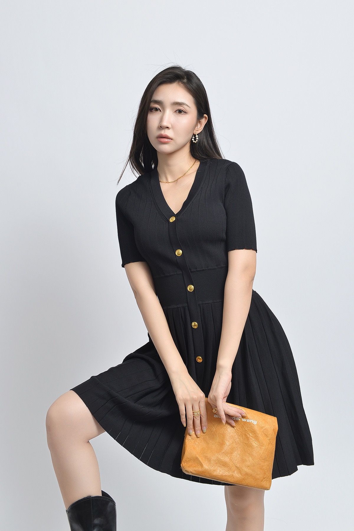 Hepburn style single-breasted dress 2023 summer new V-neck short sleeve black waist slim knit skirt