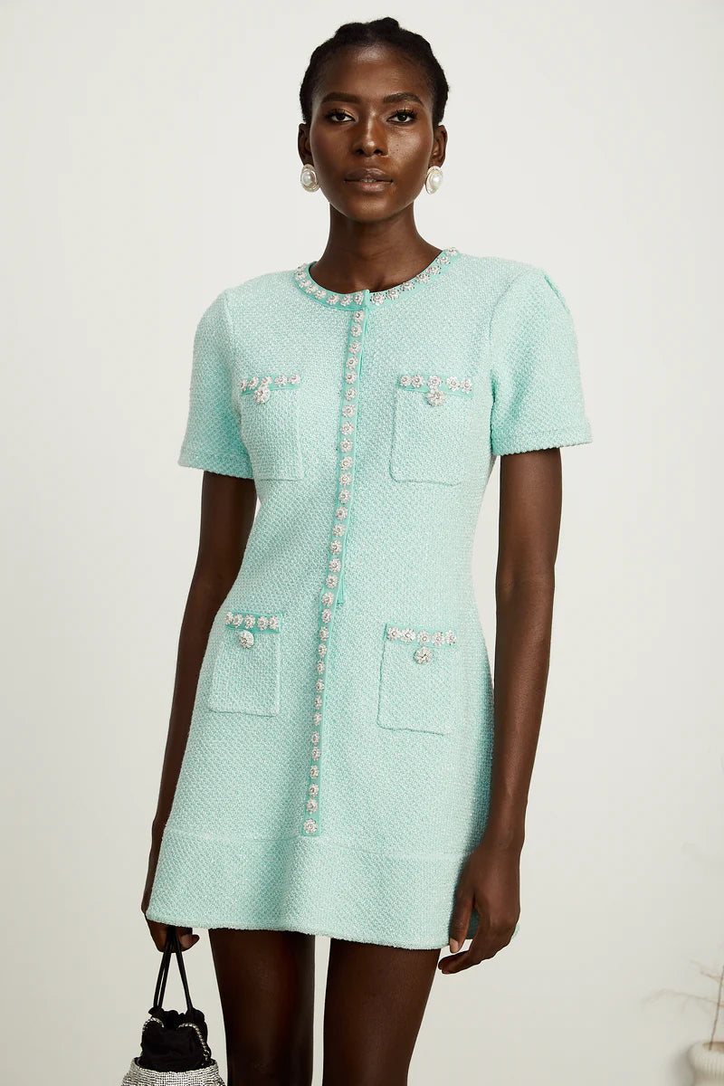 Jocelyne embelli une mini robe