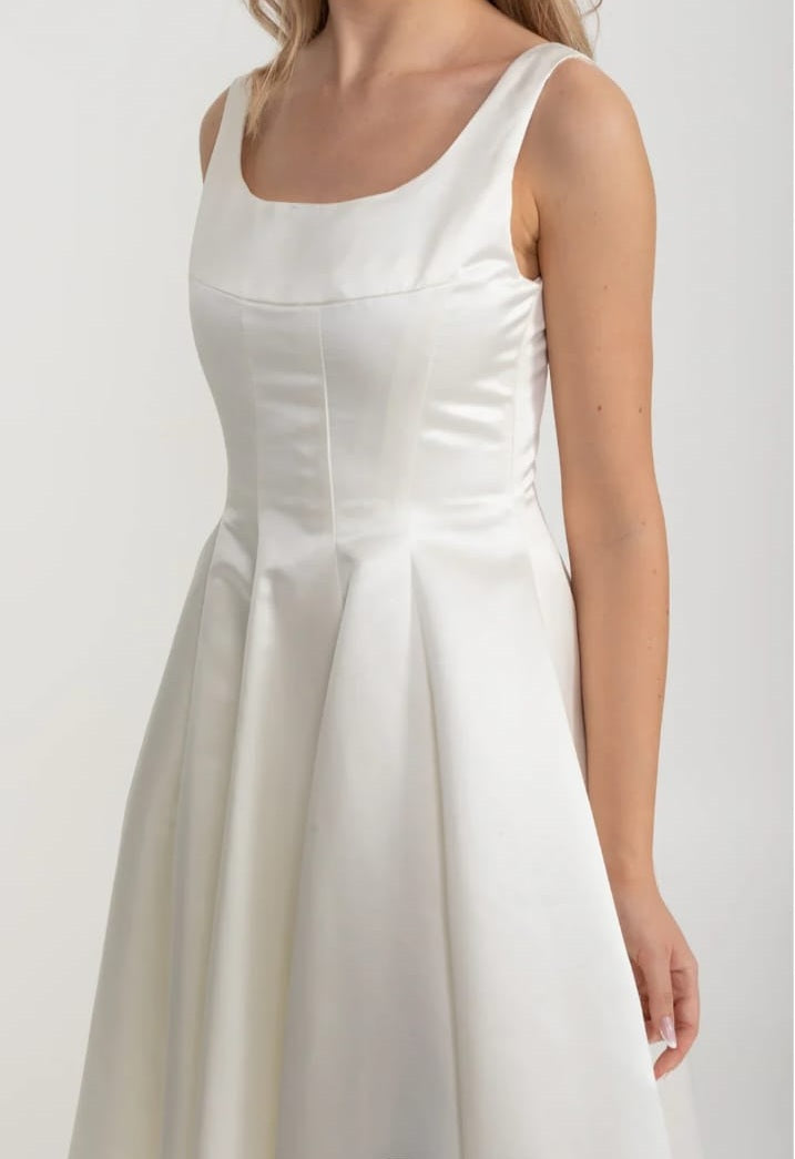 Elegantes A -Line -ärmelloses Kleid mit maßgeschneidertem Oberteil und anmutiger ausgestellter Rock - Weiß