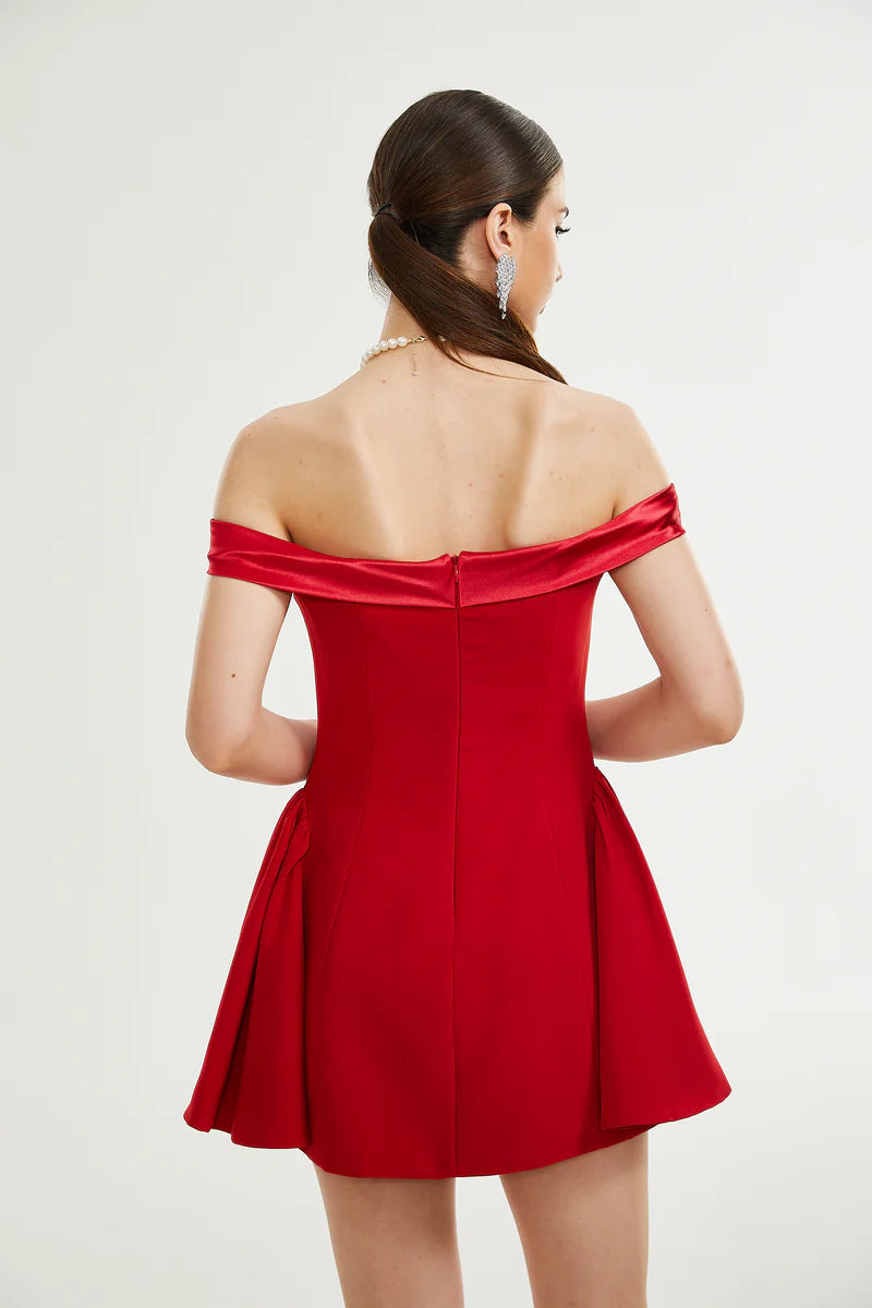 Mini robe à épaules à épaules dérivées