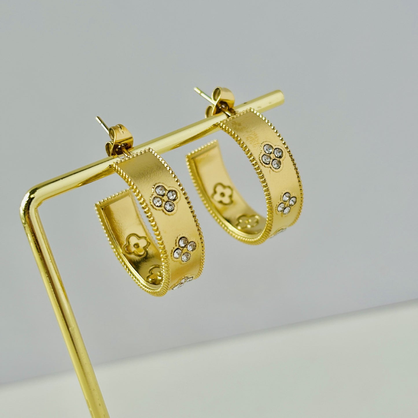 C-ring clover earrings