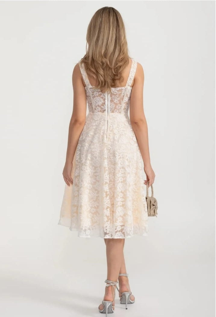 Elegant Lace Dress With Fitted Bodice And Delicate Floral Patterns - Ivoire