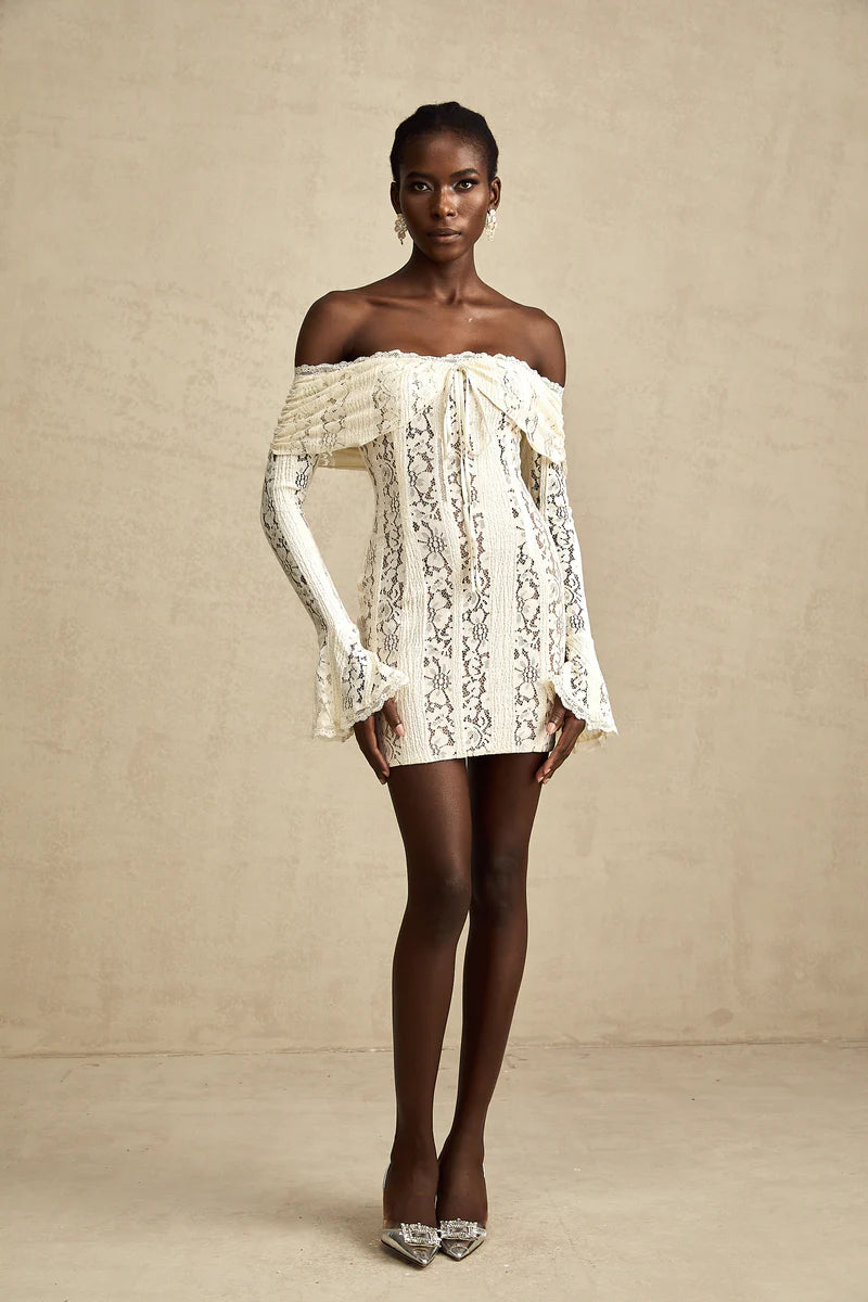 Émeline en dentelle florale mini-robe à boucles à bouffée en neutres