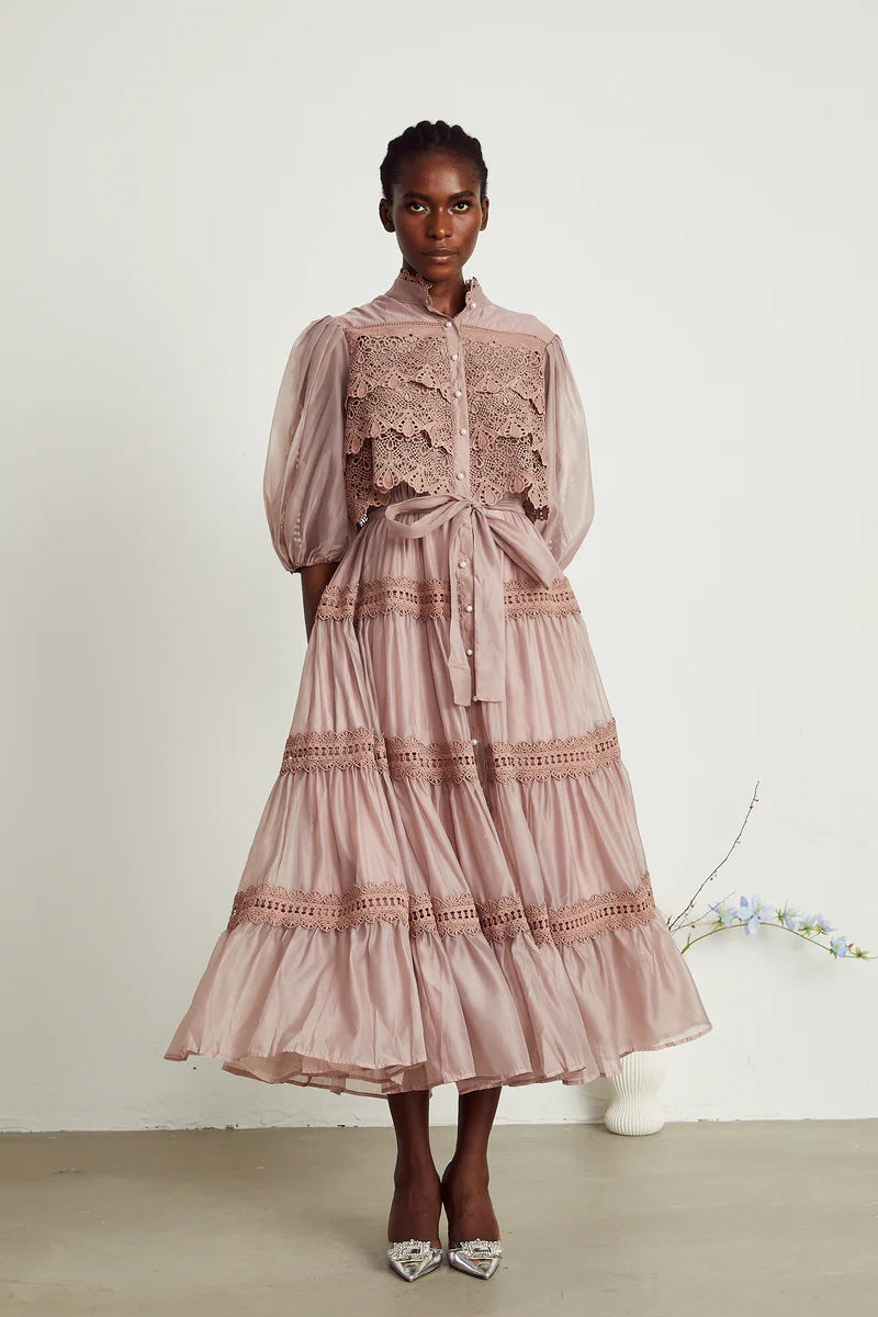 Robe midi à plusieurs niveaux en dentelle
