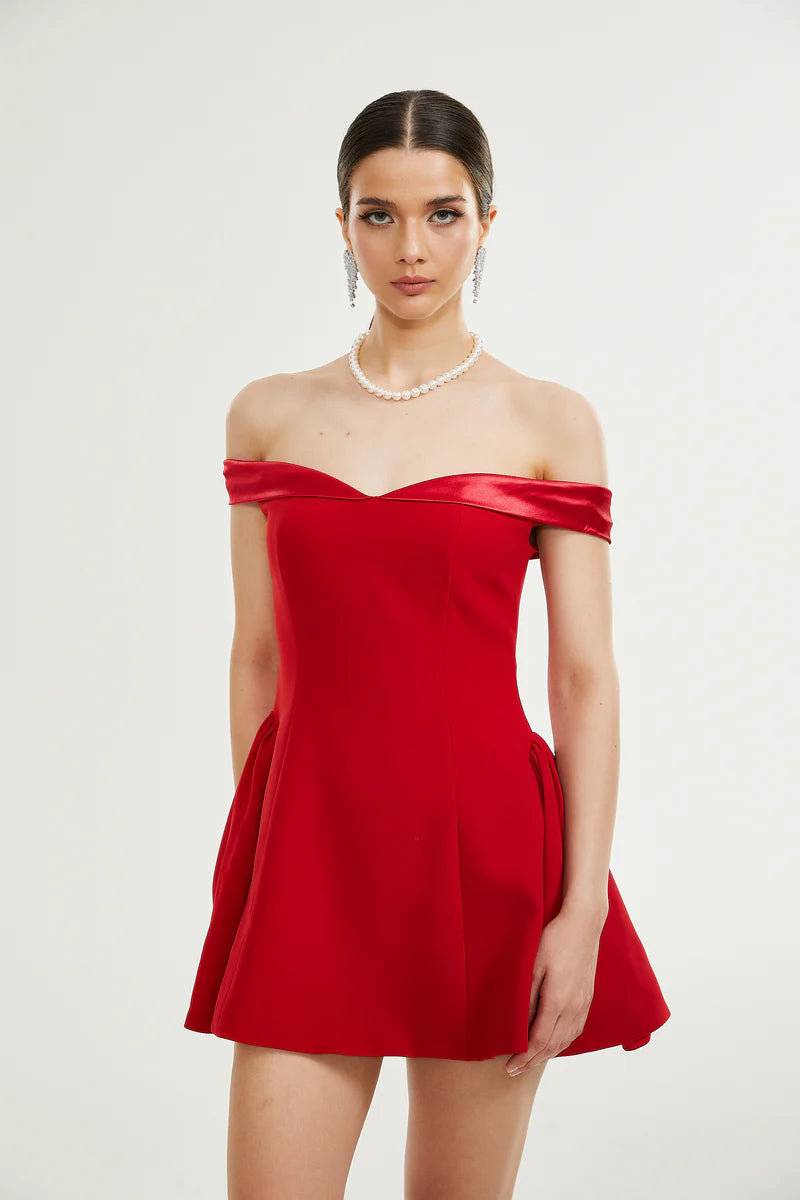 Mini robe à épaules à épaules dérivées