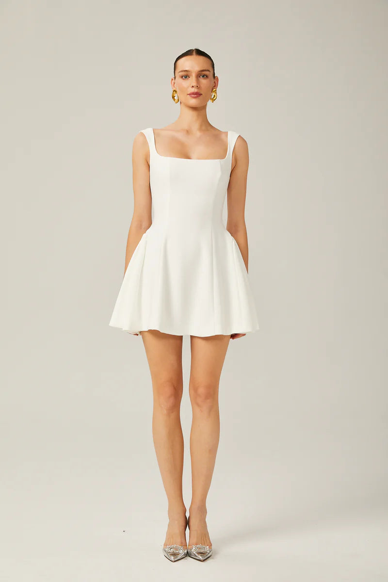 Félicitation blanche sans manches évasées mini robe