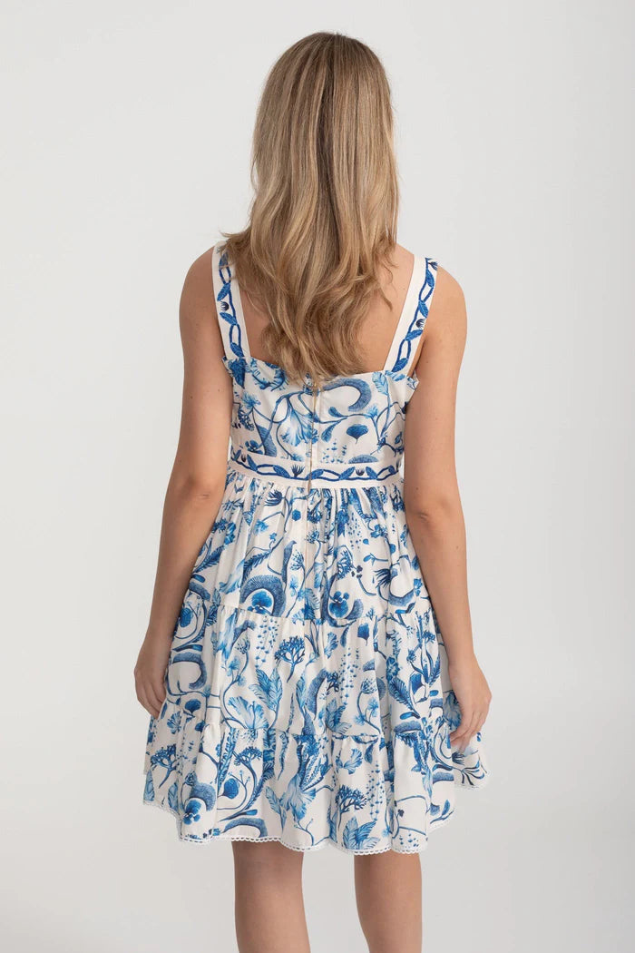Minimiertes Mini -Kleid mit blauem Blumen- und Paisley -Muster - Weiß