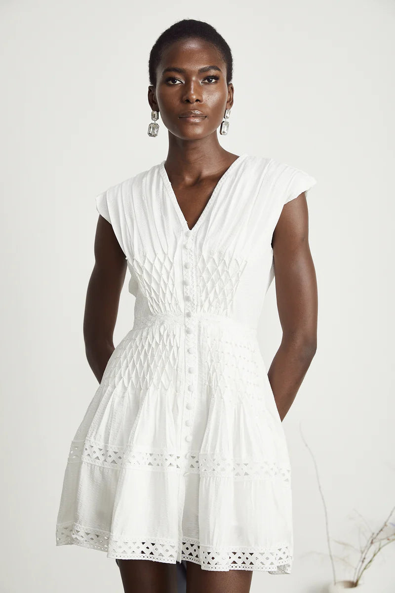 Anaïs découpé à faux-pearl en mini-robe ornée