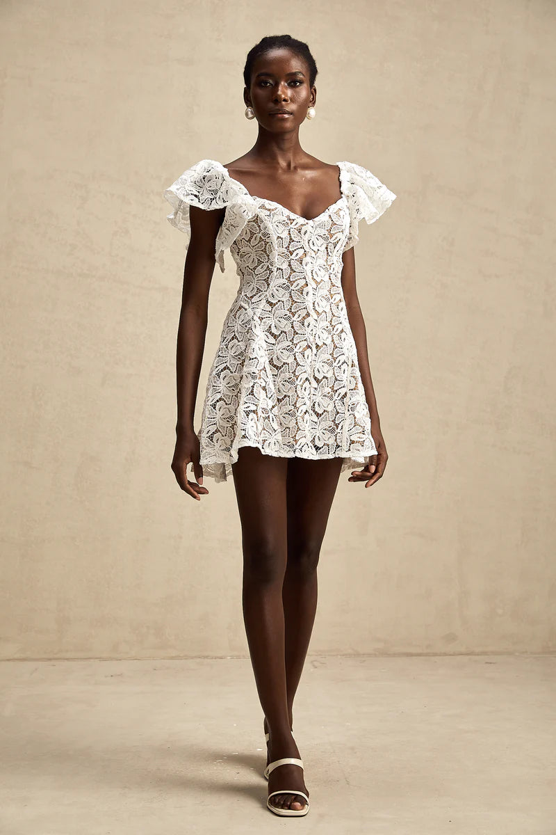 Esmée Flutter-Sheeve en dentelle Robe en blanc