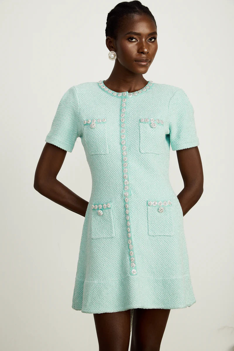 Jocelyne embelli une mini robe