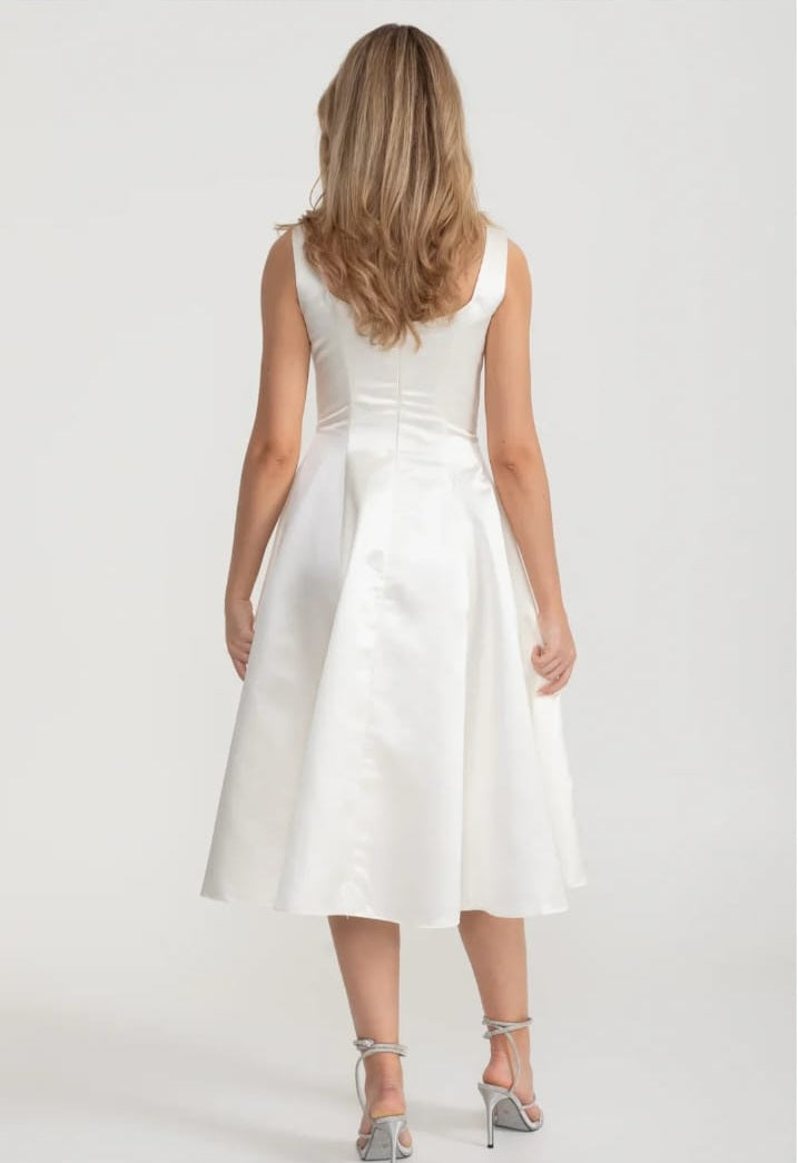 Elegantes A -Line -ärmelloses Kleid mit maßgeschneidertem Oberteil und anmutiger ausgestellter Rock - Weiß