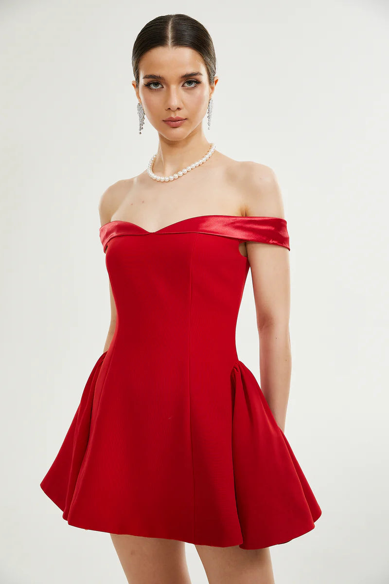 Mini robe à épaules à épaules dérivées