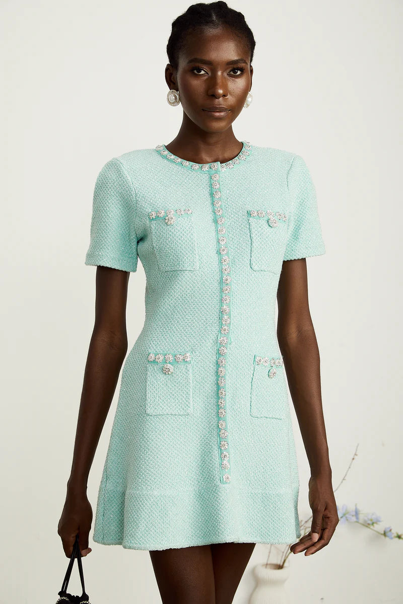 Jocelyne embelli une mini robe