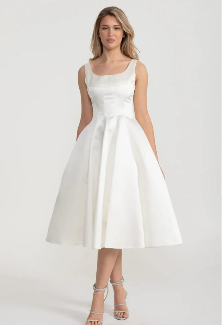 Elegantes A -Line -ärmelloses Kleid mit maßgeschneidertem Oberteil und anmutiger ausgestellter Rock - Weiß