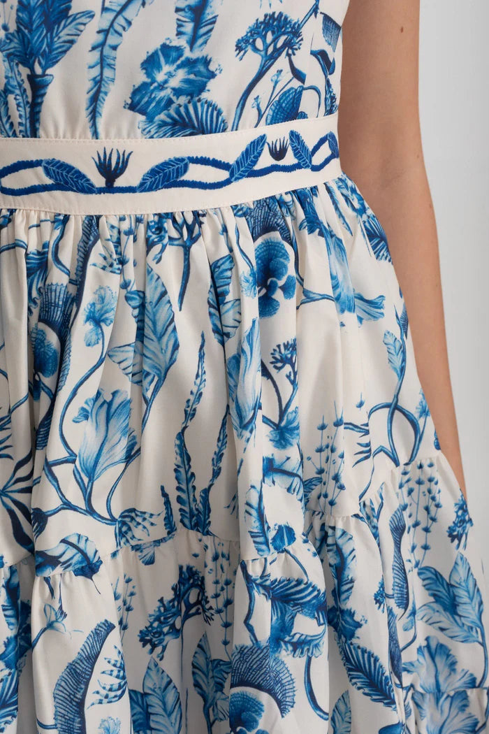 Minimiertes Mini -Kleid mit blauem Blumen- und Paisley -Muster - Weiß