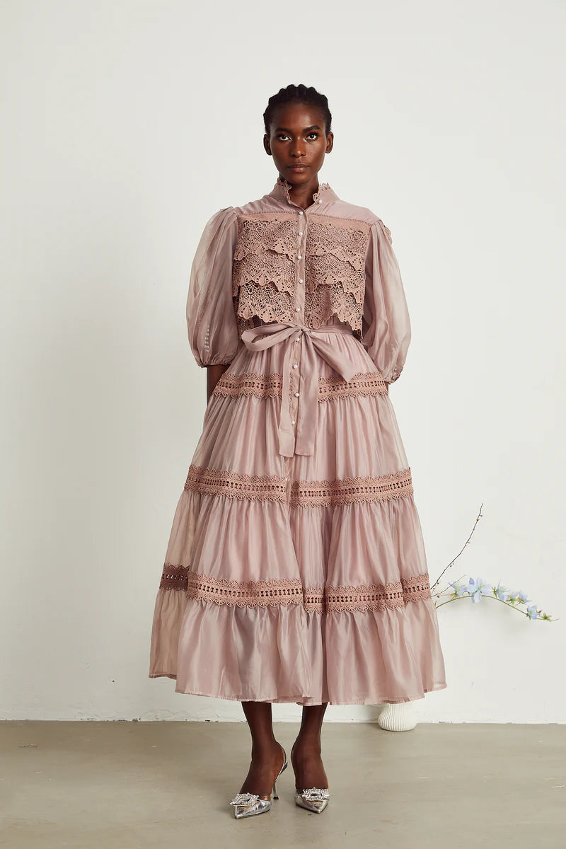 Robe midi à plusieurs niveaux en dentelle