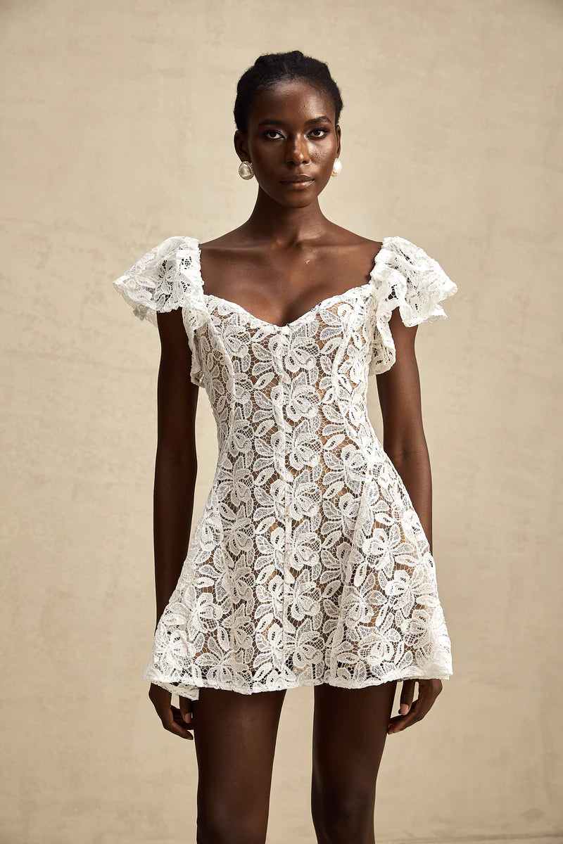 Esmée Flutter-Sheeve en dentelle Robe en blanc