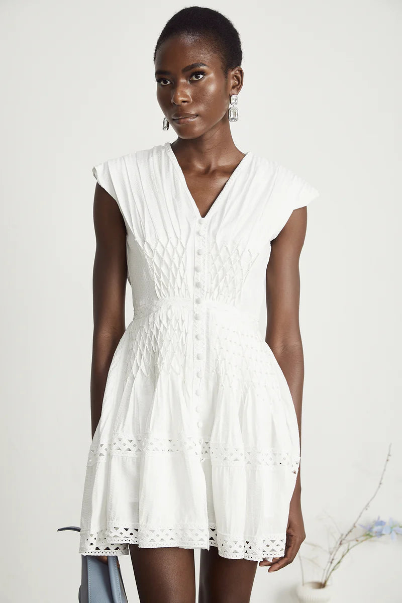 Anaïs découpé à faux-pearl en mini-robe ornée