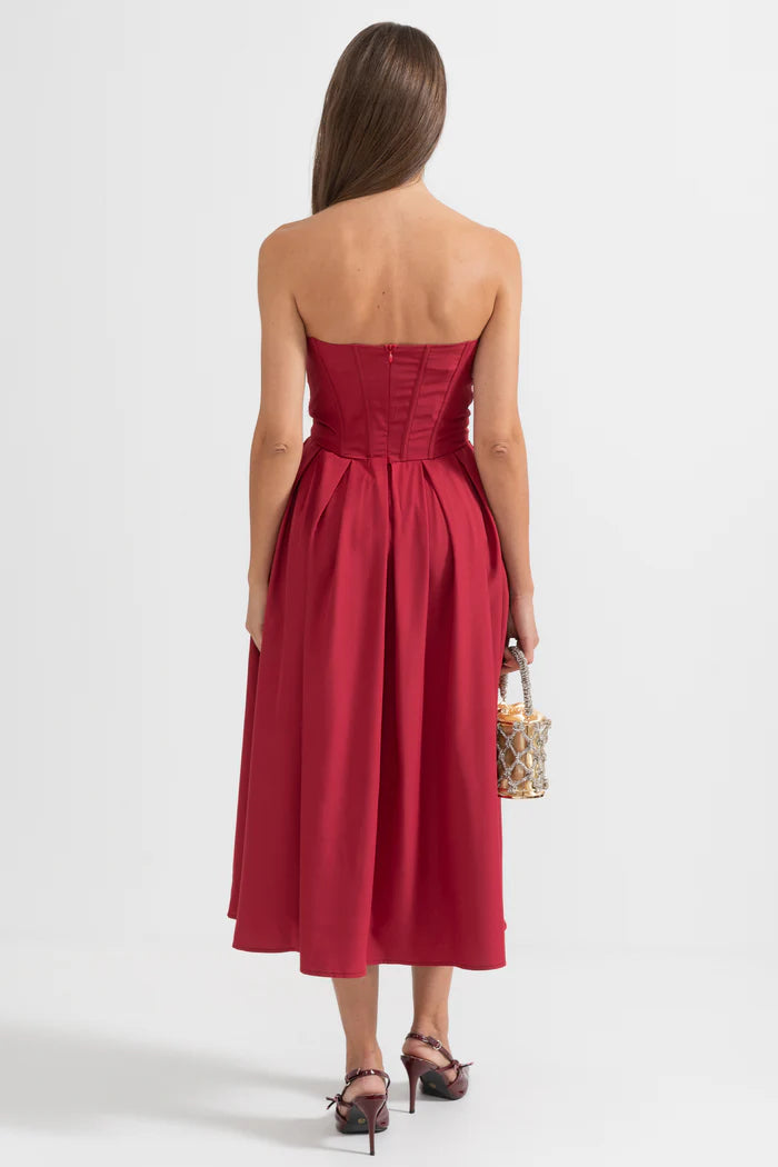 Sophisticated Strapless Midi Dress with Fitted Bodice