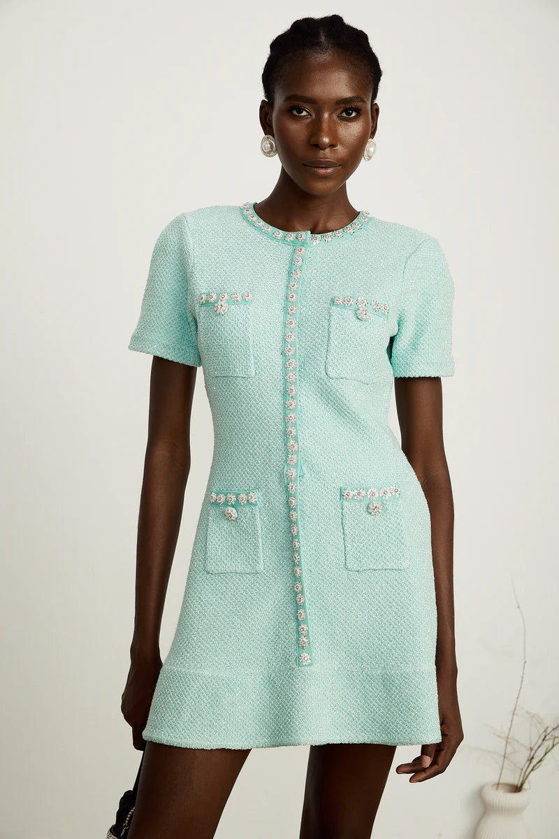 Jocelyne embelli une mini robe