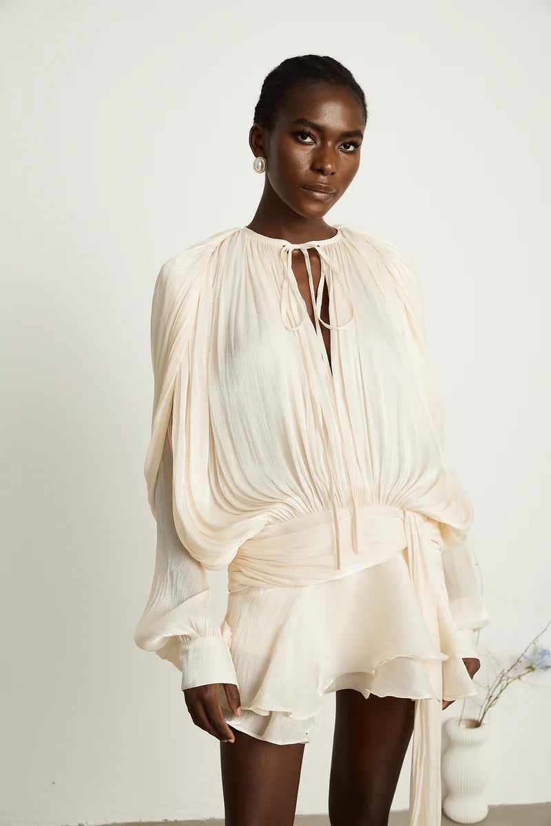 Eugénie Mini robe à volants entièrement plée en neutres