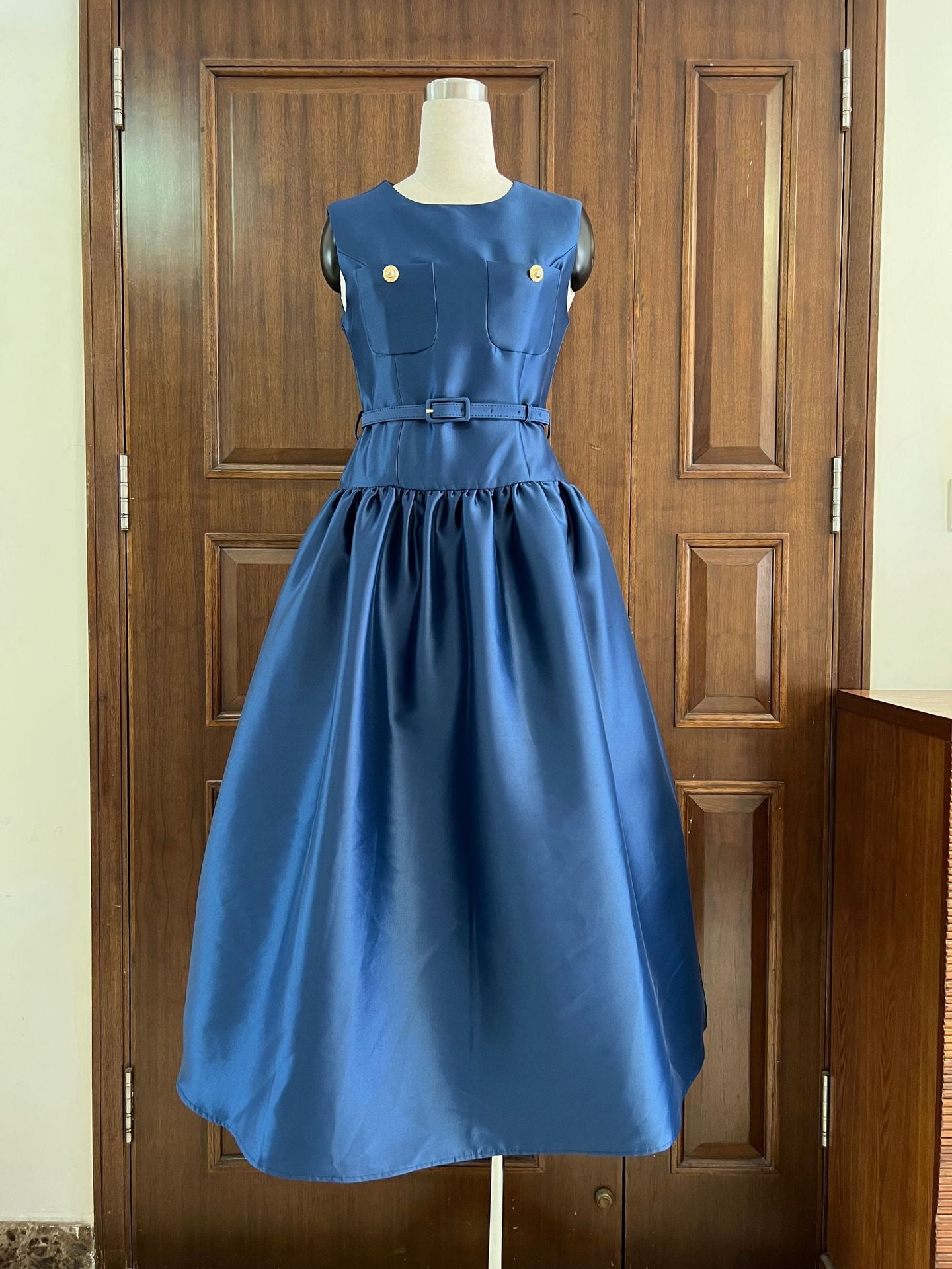 crew neck button pocket waist slimming dress