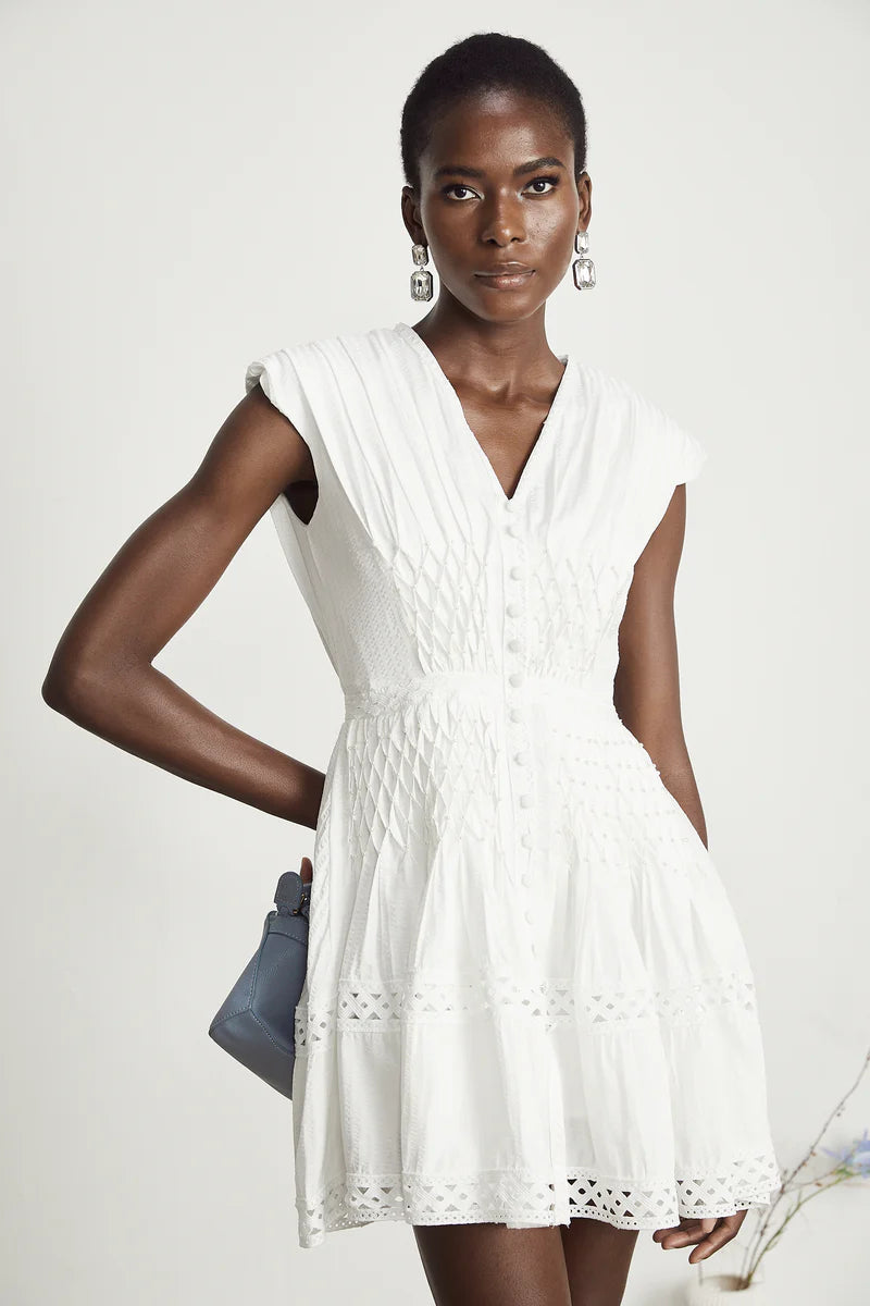 Anaïs découpé à faux-pearl en mini-robe ornée