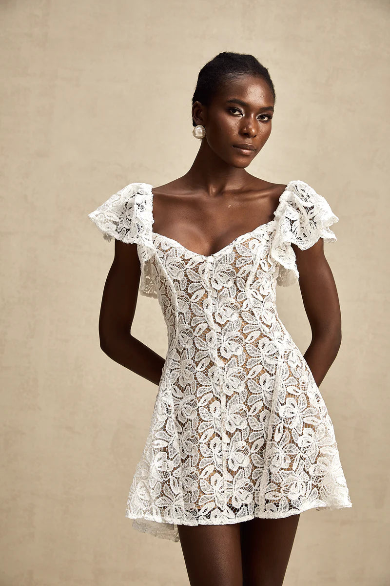 Esmée Flutter-Sheeve en dentelle Robe en blanc
