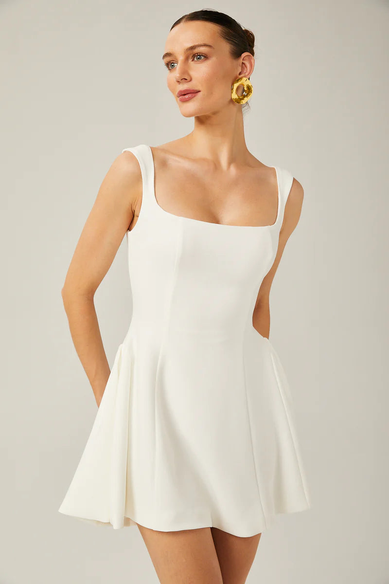 Félicitation blanche sans manches évasées mini robe