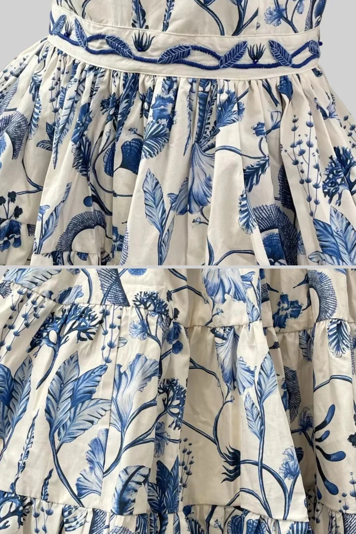 Minimiertes Mini -Kleid mit blauem Blumen- und Paisley -Muster - Weiß