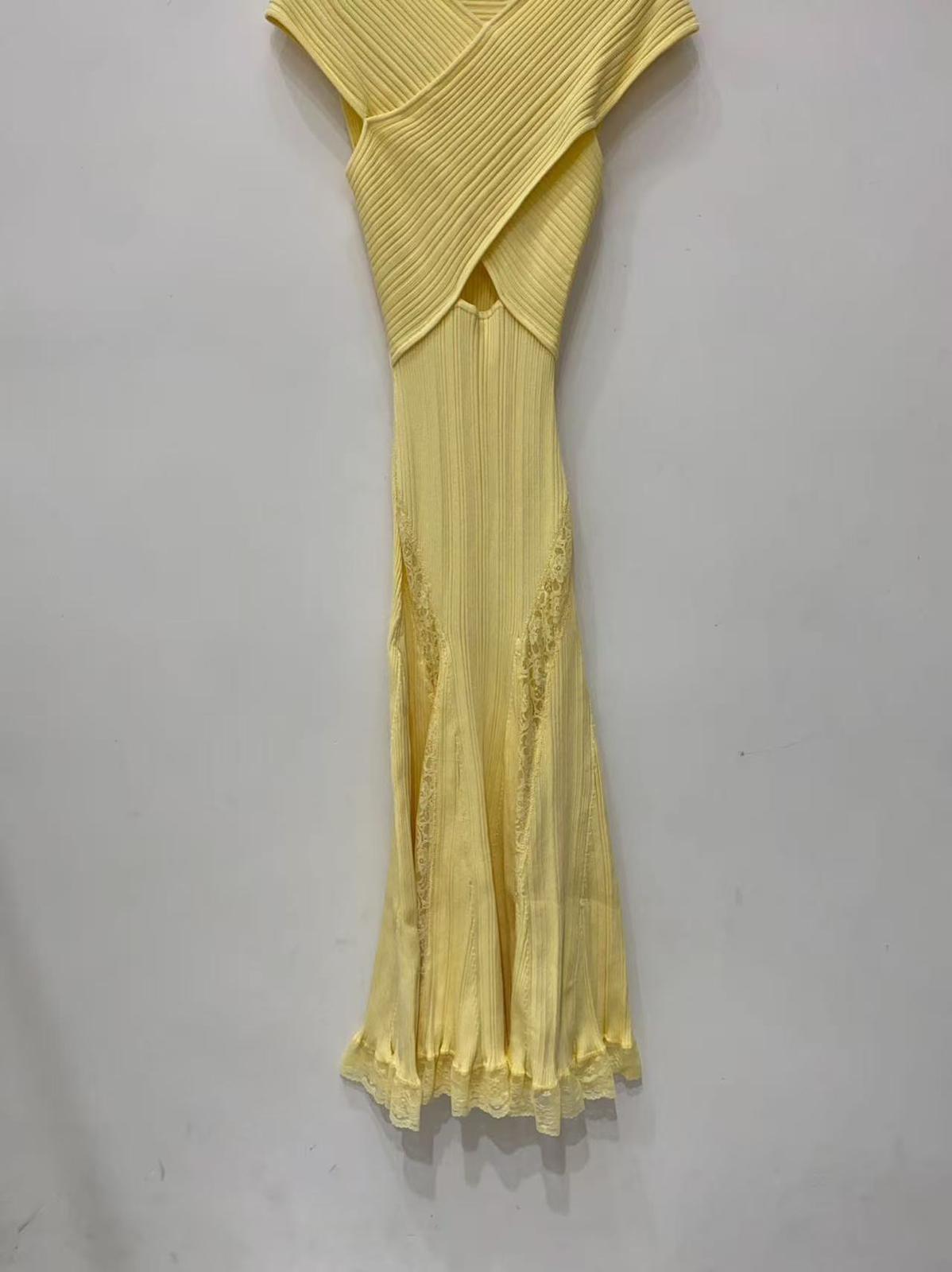 Cross Kragen hohles Spitzenspleißen schlankes Kleid