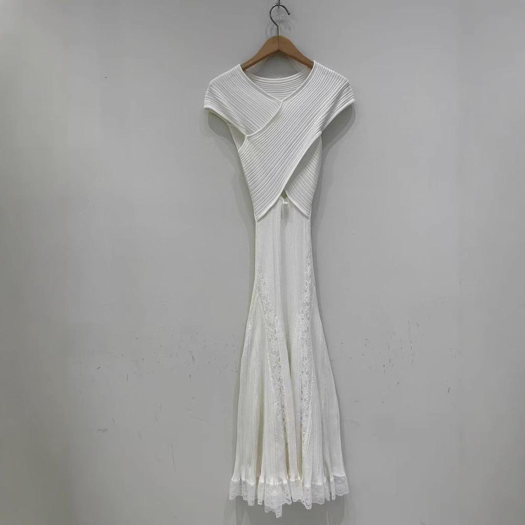 Cross Kragen hohles Spitzenspleißen schlankes Kleid