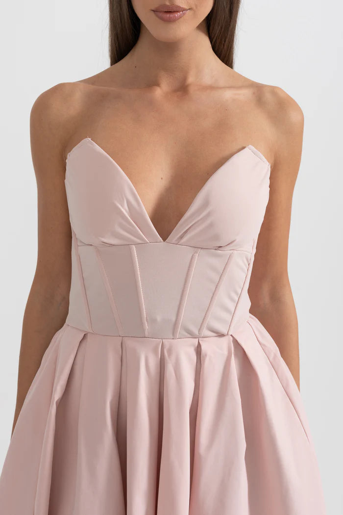 Sophisticated Strapless Midi Dress with Fitted Bodice