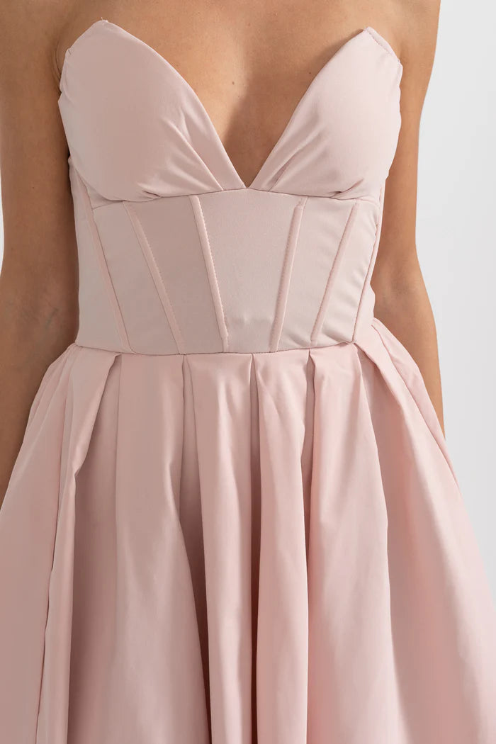 Sophisticated Strapless Midi Dress with Fitted Bodice