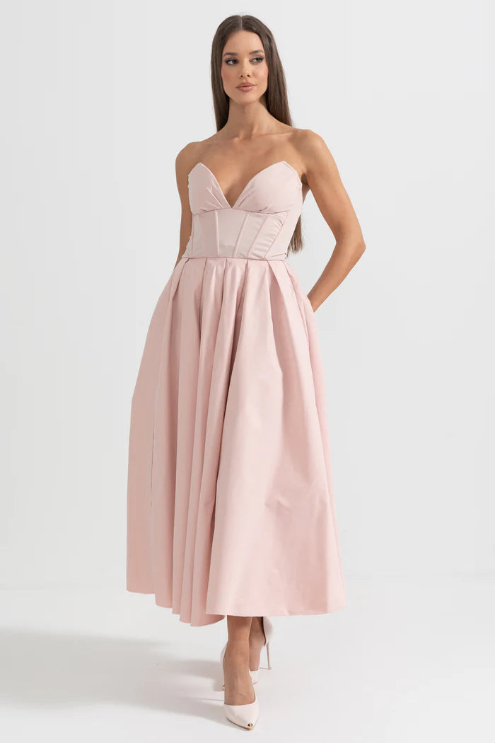 Sophisticated Strapless Midi Dress with Fitted Bodice